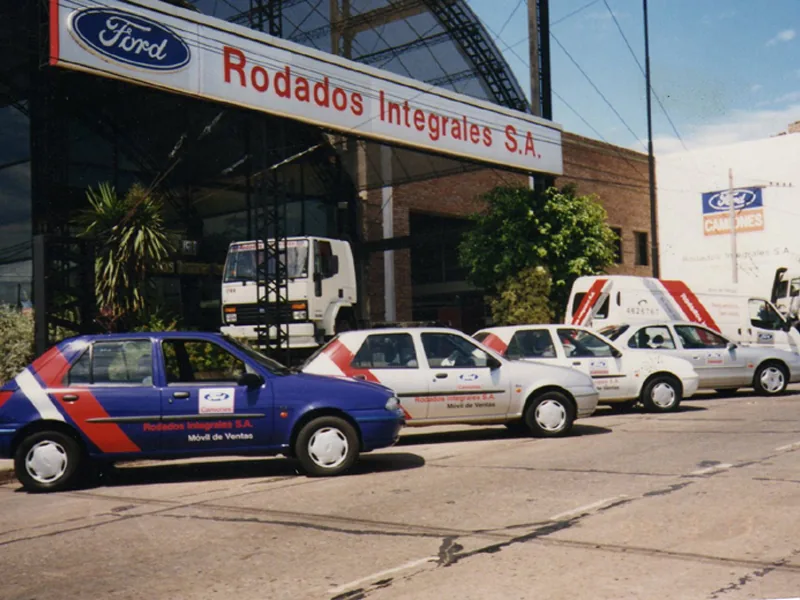 Concesionario oficial Ford Camiones de Rodados Integrales S.A. con sus móviles de ventas