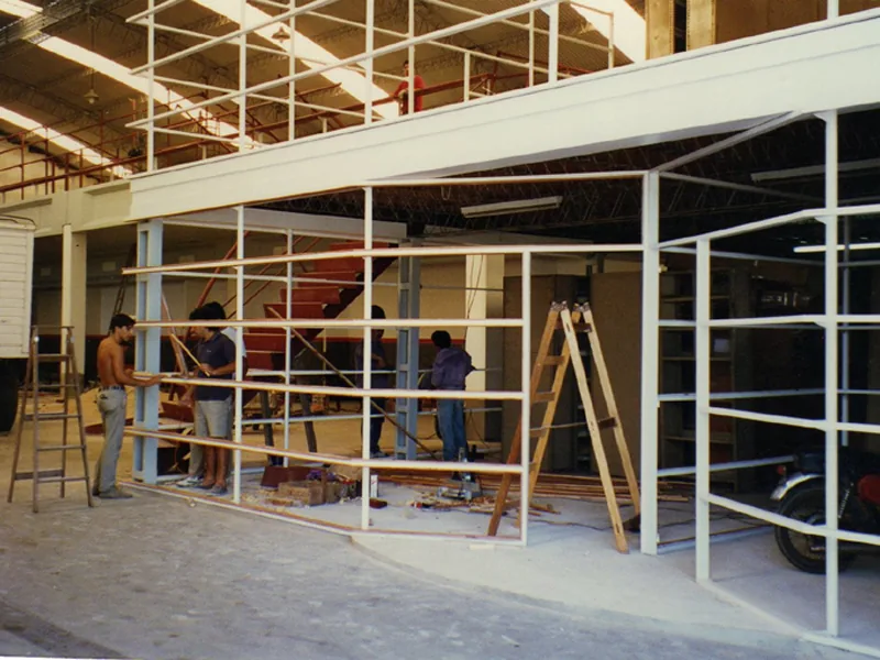 Construcción de la estructura del salón de ventas